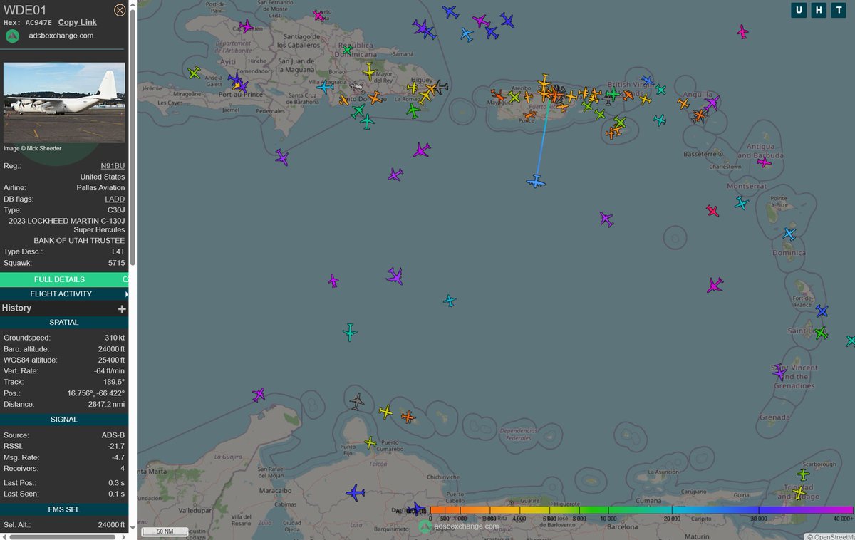 NotiExpressColo's tweet photo. Avión vinculado con la CIA fue detectado saliendo de Venezuela durante la tarde de este #15Oct

Un avión de carga operado por la empresa estadounidense Pallas Aviation fue detectado este jueves 15 de octubre, saliendo de Venezuela, después de realizar una escala en Puerto Rico, según el itinerario descrito en los registros de seguimiento aeronáutico citados en el reporte.

Se trata de una aeronave Lockheed Martin LM-100J Super Hercules, identificada con la matrícula N91BU. La compañía operadora ha sido señalada por sus presuntos vínculos con operaciones relacionadas con la Agencia Central de Inteligencia (CIA) de Estados Unidos.

De acuerdo con la información proporcionada, la aeronave inició su recorrido el miércoles 14 de octubre desde territorio estadounidense, específicamente desde su base en Crestview y pasó por Cecil (Florida) antes de ir a San Juan, Puerto Rico. Posteriormente, salió de la isla para aterrizar el 15 de octubre en el Aeropuerto Internacional Simón Bolívar de Maiquetía, que sirve a Caracas.

Cuando la aeronave norteamericana salió de territorio venezolano durante la tarde del 15 de octubre, los registros de seguimiento aéreo también apuntaron a un posible trayecto de regreso hacia Estados Unidos, con otra escala en Puerto Rico. Entre los datos técnicos atribuidos al seguimiento de la aeronave figuraron una altitud barométrica de 23.000 pies y una velocidad de 314 nudos.

La llegada del avión N91BU a Caracas se produce en un contexto de movimientos de aeronaves de Pallas Aviation hacia Venezuela después de la operación militar estadounidense del 3 de enero de 2026, que terminó con la captura de Nicolás Maduro y Cilia Flores.

Reportes publicados por medios venezolanos documentaron la llegada de otros aviones de la misma compañía al Aeropuerto Internacional Simón Bolívar de Maiquetía durante enero. Entre ellos figuran el N96MG, que aterrizó los días 9 y 17 de ese mes, y el N139RB, cuya llegada fue reportada el 30 de enero. Al menos dos de esas visitas coincidieron con gestiones para restablecer la presencia diplomática estadounidense en Caracas.
