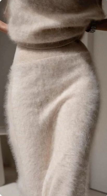 h0neyndmilk's tweet photo. on my mind: fluffy white knitwear https://t.co/iAqn608x5E