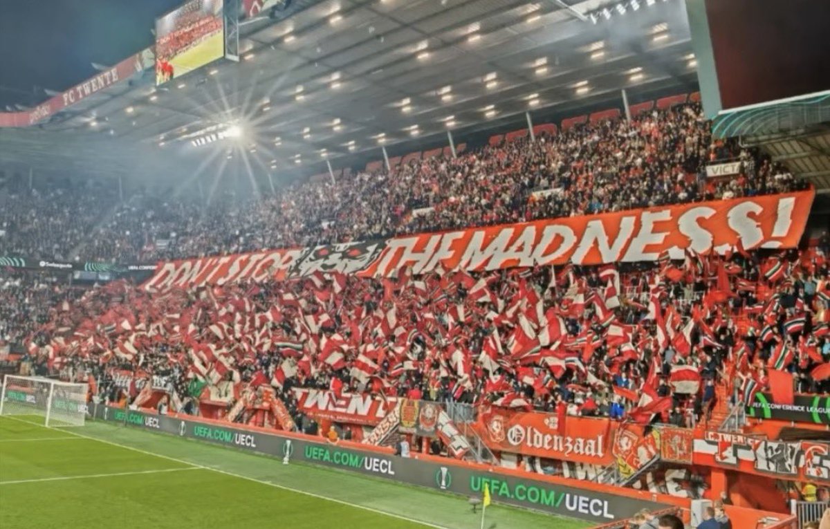 UltrasNed26's tweet photo. FC Twente met een strakke tifo voorafgaand de wedstrijd tegen FC Thun #ultras #tifosi #FCTwente #FCThun #twethu https://t.co/fwPsFeDSq5