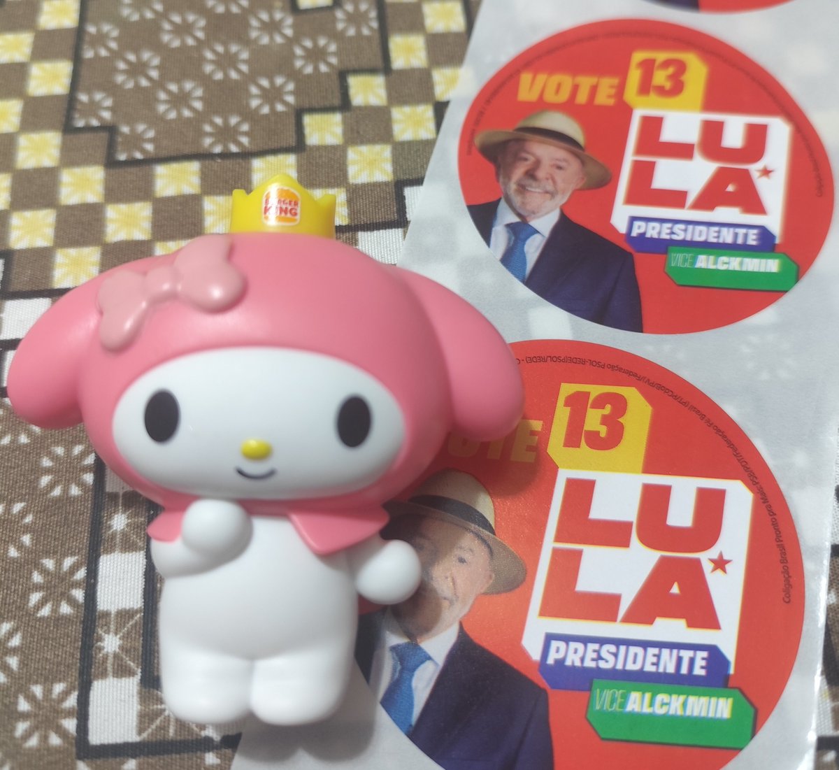 acehobbit's tweet photo. Fui no BK tentar pegar mais um bonequinho, o gerente deixou eu escolher (não tinha a Hello Kitty, mas peguei a My Melody), na volta tava tendo ato pró Lula, participei de parte da carreata e ainda me deram adesivos do Lula, grande dia! https://t.co/kIkCMfb43b