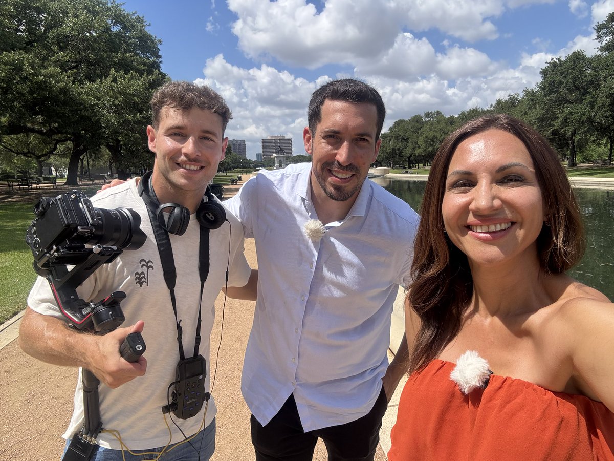 AndalucesCSTV's tweet photo. TODOS ellos son andaluces por el mundo 🌍 
¡TODOS ellos son andaluces por Houston! 🇺🇸

Os esperamos en @canalsur 📺
@MedinaMediaTV 

🎤 @crislo14 
🎥 Alexis 

#andalucesporelmundo #Houston #Axmhouston #viajar https://t.co/KQuClRXtFI