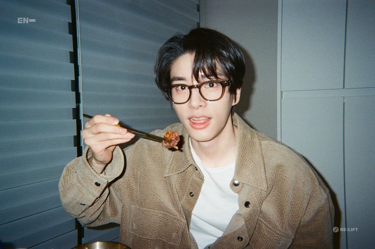 lavsfangirl's tweet photo. 𑣲 poste uma foto sua com três dos seus favs e deixe seus moots escolherem quem combina mais com você ˚⟡˖ ࣪ https://t.co/3Fr9Aqh58r