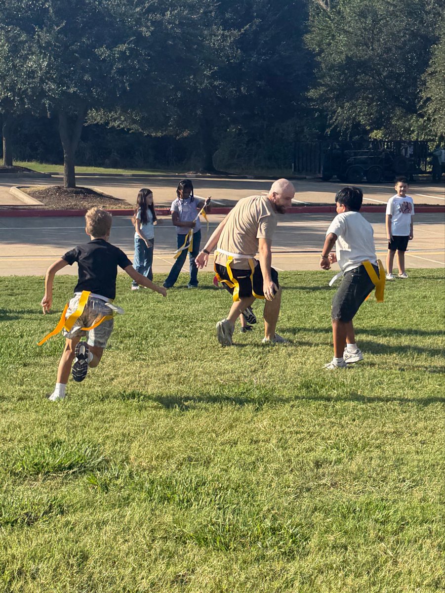 kellidsmith's tweet photo. Always fun to have our @BakerElem Watch Dog Dads play in PE! Our students were so excited to have Mr Kline join flag tag! https://t.co/ObdN27OpJs