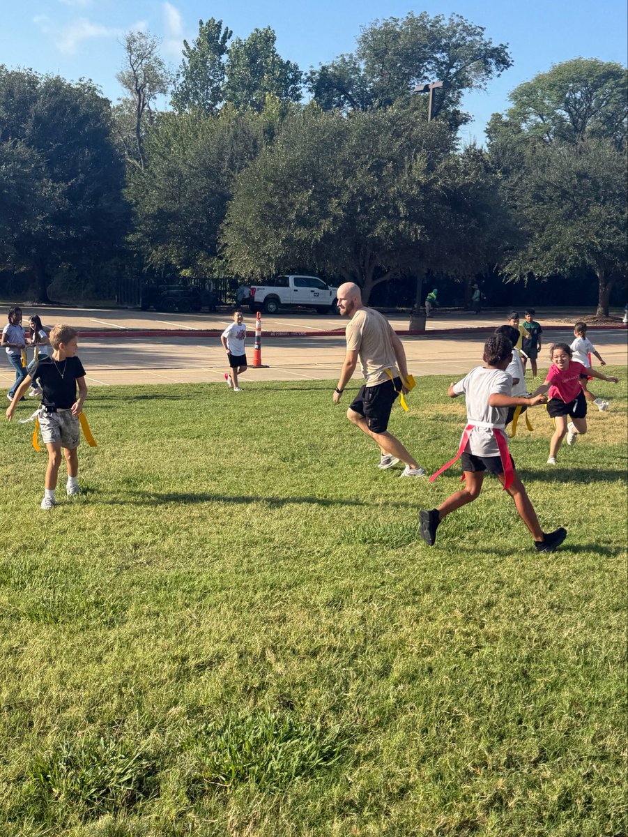 kellidsmith's tweet photo. Always fun to have our @BakerElem Watch Dog Dads play in PE! Our students were so excited to have Mr Kline join flag tag! https://t.co/ObdN27OpJs