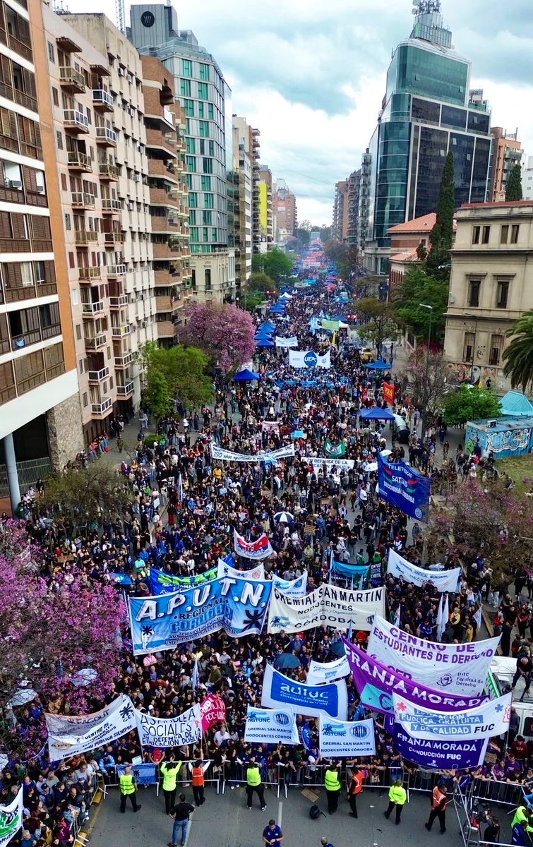 jhonboretto's tweet photo. El reclamo de las universidades fue respaldado por el Congreso y la Justicia, y hoy volvió a tener el acompañamiento de miles de personas en las calles, en una expresión contundente de defensa de la educación pública. La #LeyDeFinanciamientoUniversitario debe cumplirse. https://t.co/1gI1hOAkSl