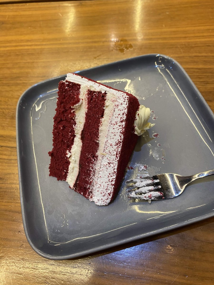 _sugarr_plum's tweet photo. I swear desserts are my weakness😭❤️‍🩹 a little red velvet cake and suddenly life feels so much better🎂🤍🍰

#SweetTooth  #DessertLover  #RedVelvetCake  #SweetCravings  #CakeLover https://t.co/1k5D7EQ91Y