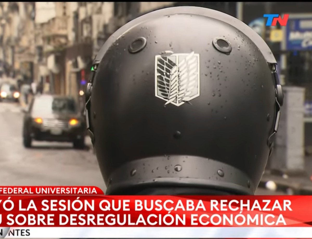pajaritachousa's tweet photo. Un gendarme  apareció con el escudo de la Legión de Reconocimiento de Shingeki no Kyojin en el casco

El loco se equivocó de división KJJJJ https://t.co/VRhL8H2Ec1