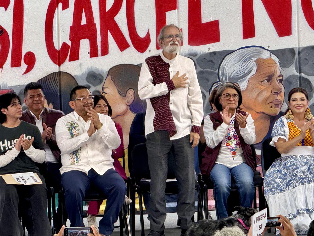 SECTEI_CDMX's tweet photo. ¡Prepa sí, cárcel no!

Se llevó a cabo la Réplica del Abrazo ¡Prepa sí, cárcel no! 29 Aniversario de la Lucha por el Derecho a la Educación en la Ciudad de México, presidido por la #JefaDeGobierno, @ClaraBrugadaM, evento al que asistió nuestro titular, @PMoctezumaB.

Se resaltó el hecho histórico para la defensa de la educación desde el territorio y las comunidades de San Miguel Teotongo, quienes emprendieron una gran lucha para evitar la construcción de un centro penitenciario y en su lugar instalar la primera preparatoria pública en Iztapalapa, cuando aún en la Ciudad de México no había democracia.

A casi 30 años de este hecho, celebramos que actualmente el @IEMS_CDMX y la @UACM sean opciones para las y los jóvenes de las periferas puedan estudiar en escuelas públicas, gratuitas y de gran calidad. 

#CapitalDeLaTransformación