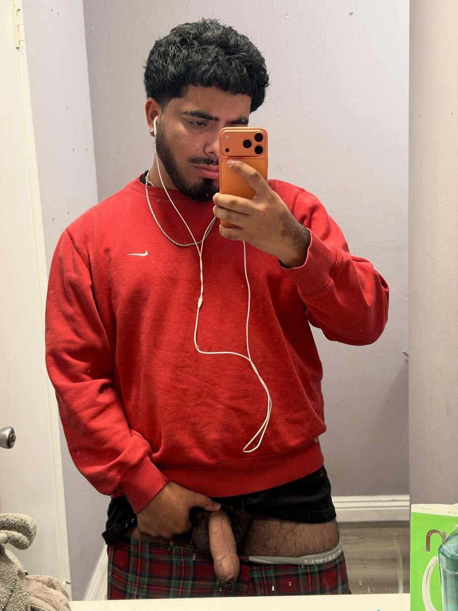 UlisMansion's tweet photo. they said wired earphones comin’ back https://t.co/qZauKUXwuH