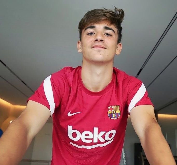 pessiakgae's tweet photo. he looks like thiago im cudndnd oml messi collect ur son ? https://t.co/qEu4kmwTFI