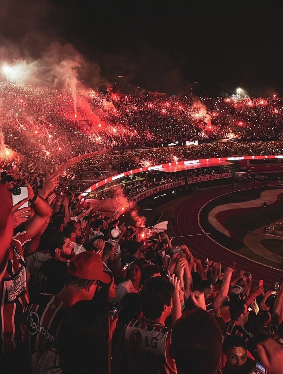 Noitedecopa's tweet photo. Agora, um fato: ESSA CENA FAZ MUITA FALTA numa semifinal de Copa Libertadores da América...

As noites de copas no Morumbi possuem uma magia que ninguém consegue explicar! 🇾🇪 https://t.co/QYwel11aRf