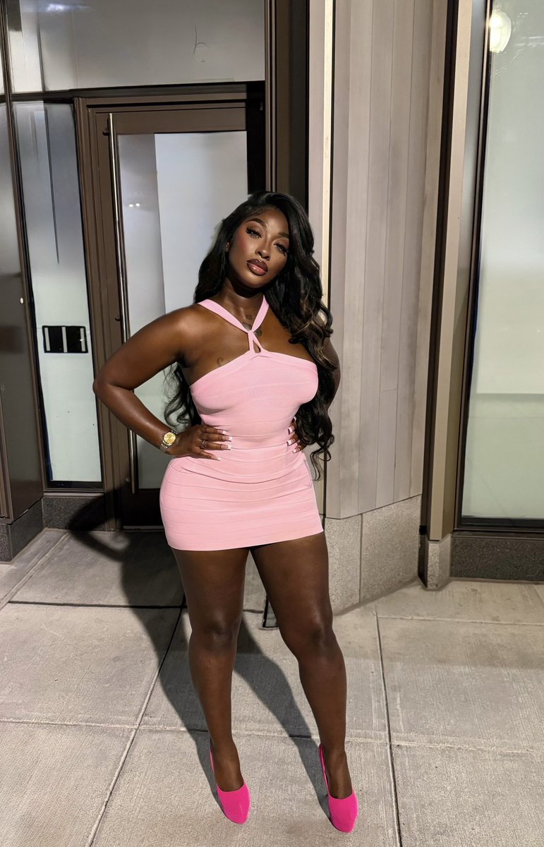 Khadibankss's tweet photo. What @themonaleo said ? Yk Everything pinkaaaa 🧴💞🫶🏿 https://t.co/cJZalKHY7J