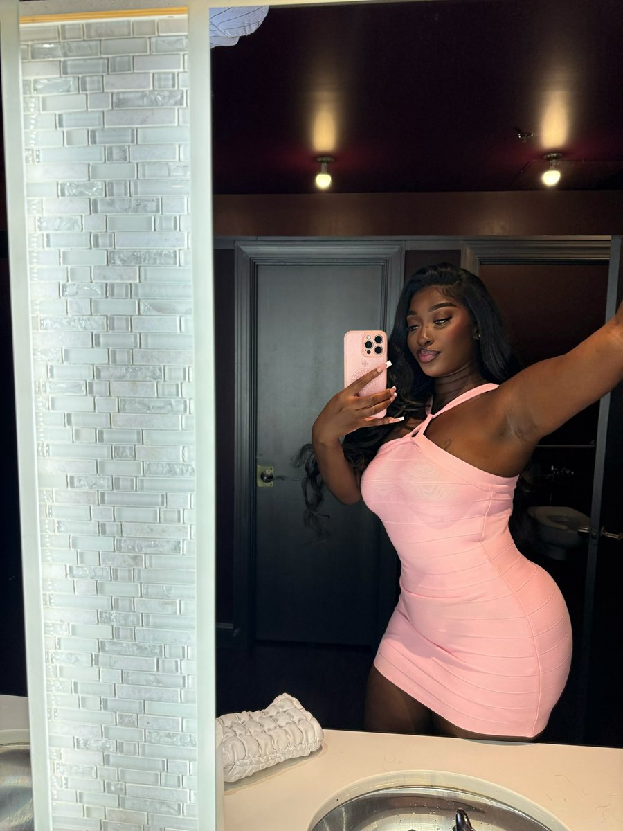 Khadibankss's tweet photo. What @themonaleo said ? Yk Everything pinkaaaa 🧴💞🫶🏿 https://t.co/cJZalKHY7J
