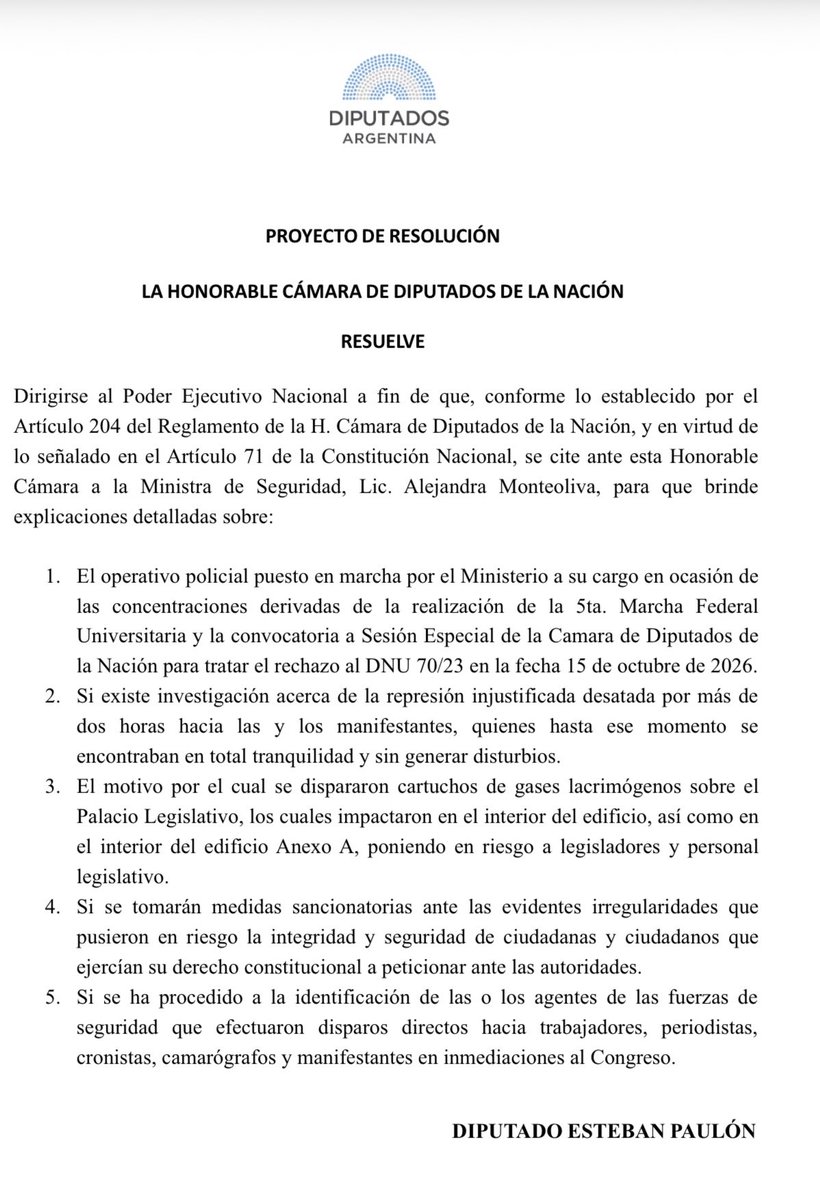 EstebanPaulon's tweet photo. GASES, INFILTRADOS Y UNA AGRESIÓN AL CONGRESO 

Esa es la síntesis de la brutal represión que dirigió @AleMonteoliva en la concentración pacífica de hoy por Universidades y el rechazo al DNU 70.

Queremos que la Ministra venga a @DiputadosAR a explicar los gases lacrimógenos en el Palacio, la represión desatada sin ningún motivo y un nuevo operativo totalmente desquiciado.
