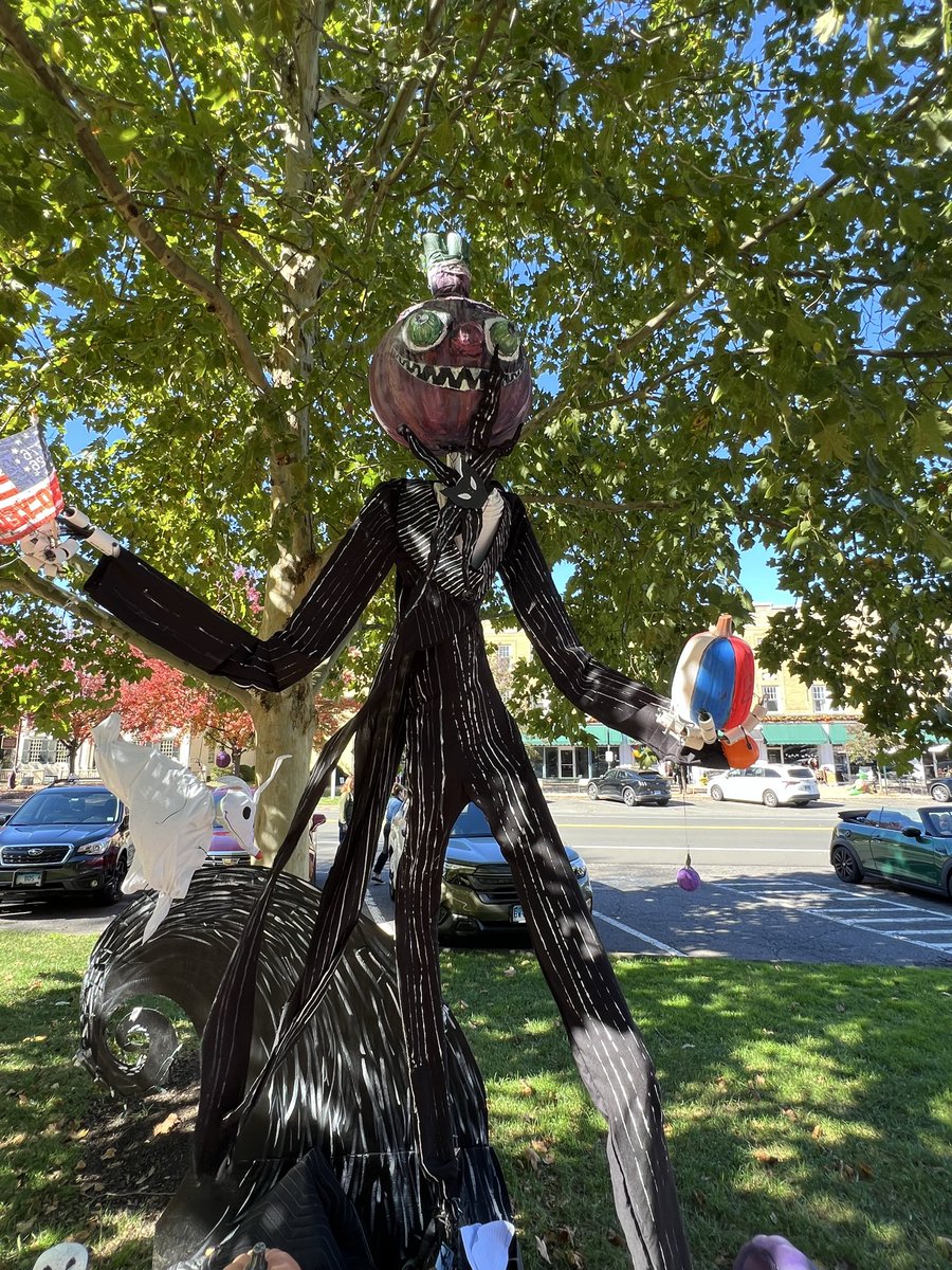 lynnsferrazza1's tweet photo. #Scarecrowsonmain #Wetherfield,Ct https://t.co/ycaYUGDdOT
