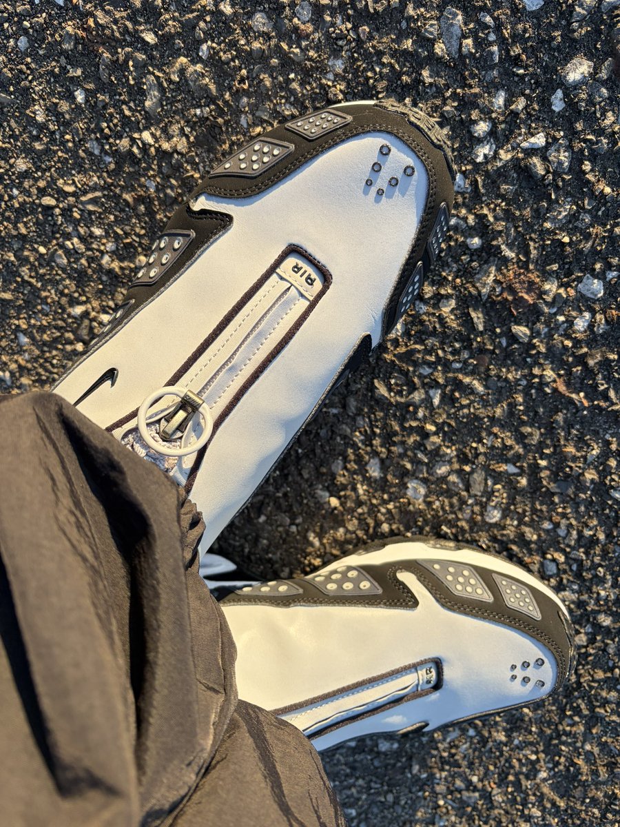 vanilla45679397's tweet photo. おはようございます😃

出張先ジョギング🏃

Air Max SNDR、横から見るとインパクトあるしカッコいいと思ってましたが、上から見るとなんていうか変な靴ですね🙄 https://t.co/bEF45tpk1d