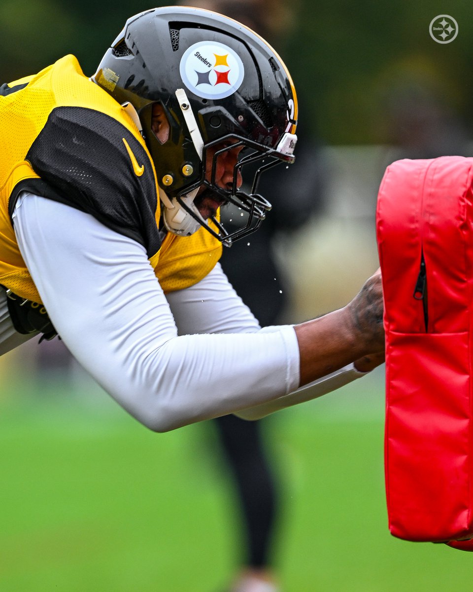 steelers's tweet photo. The grind continues 😤

More 📸: https://t.co/OhvzN3AWRz https://t.co/yktpIthpiM