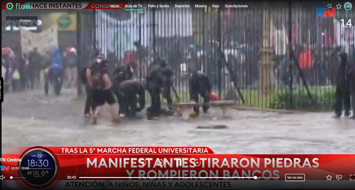 Lean296's tweet photo. estos deben ser estudiantes de DesArquitectura ..... 
todo muy pacifico y democrático siempre el zurdaje https://t.co/PJWX1zqE4B