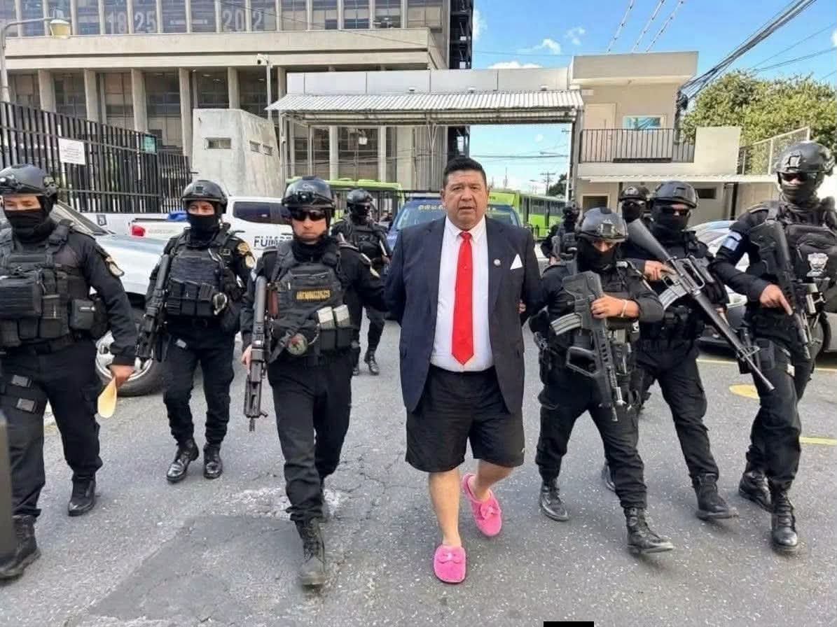 danydoggy's tweet photo. Asi van a capturar a @RobertoMolinaB_ en puros calzones, en su home office. 

Segun el que todo va bien en casa... https://t.co/O4h3qlhCJE