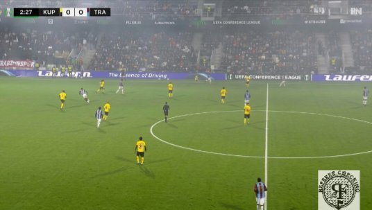 refere_checking's tweet photo. #KUPvTS
IFAB Kural 11'e göre ofsayt değerlendirmesi topun ayaktan çıktığı ilk anda yapılır. 

Bu anda Paul Onuachu savunmanın gerisinde konumlandığı için pozisyonda ofsayt yoktur, gol kararı doğrudur. https://t.co/1wiAL56ZOQ