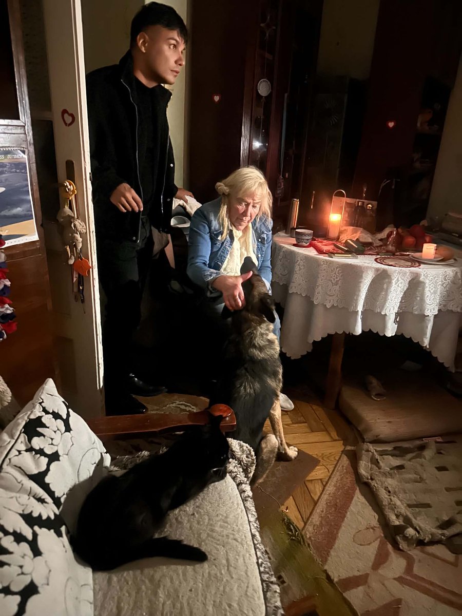 damian_zurawski's tweet photo. To będzie jedna ze smutniejszych historii, jakie przyjdzie Wam tutaj przeczytać...

Od kilku dni pomagam 80 letniej pani Basi, która od miesięcy żyje w ciemności i chłodzie. Na szczęście ma życzliwych sąsiadów.
To właśnie oni zauważyli, co się dzieje, zareagowali i poinformowali mnie o jej sytuacji.

Pani Basia była instruktorką lotnictwa szybowcowego na Muchowcu. Żyła w szczęśliwym małżeństwie, aż pewnego dnia jej mąż zachorował. Zaciągnęła kredyt, żeby go ratować. Niestety, mąż zmarł, a ona została sama z niewielką emeryturą i ratami do spłacenia.

Ma jeszcze psa i kota, które przygarnęła. Powiedziała mi, że woli sama nie zjeść kolacji, byle tylko one miały co jeść.

Nie chciała nikogo prosić o pomoc. Ale noce są coraz zimniejsze, a temperatura w jej mieszkaniu spada do 16 stopni.
Koce i przytulone zwierzęta już nie wystarczają, żeby się ogrzać. Ciepły posiłek zjada tylko od czasu do czasu, poza domem.

Udało nam się już porozumieć z zarządcą.
Dziś na miejscu był tez elektryk, który sprawdził instalację. Wkrótce Tauron przywróci pani Basi prąd. Pies i kot otrzymały już karmę.

Dziś chciałbym Was poprosić o pomoc dla tej samotnej, 80letniej pilotki. Żeby nie musiała wybierać między własną kolacją a jedzeniem dla zwierząt. Żeby mogła ogrzać mieszkanie, zapalić światło i zjeść coś ciepłego u siebie, przy własnym stole.

Zakładam zbiórkę na wsparcie codziennego życia pani Basi, żeby mogła spędzić swoją starość w godnych warunkach, w cieple i ze spokojem o jutro.

LINK W PIERWSZYM KOMENTARZU.

Będę wdzięczny za każdą reakcję pod tym postem, żeby światło w życiu pani Basi już nigdy nie zgasło.