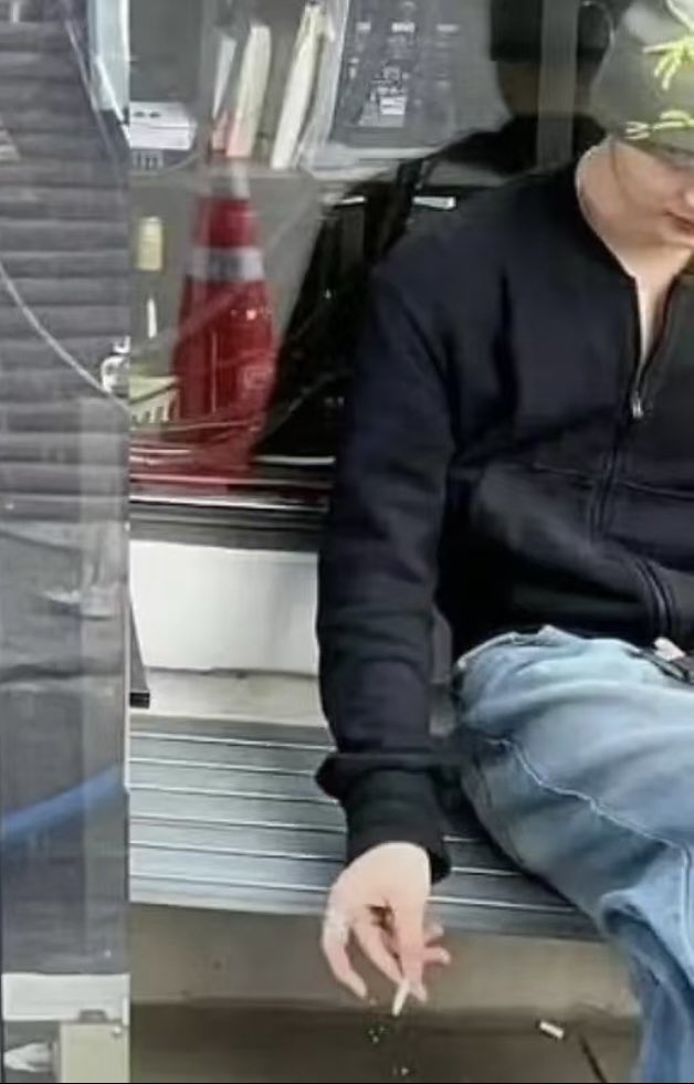 leowifeeey's tweet photo. @ikanngowrengg Imagine being so inconsiderate that you hog a seat meant for pregnant women while being a fucking chain-smoking addict. https://t.co/cLjVwhNAar