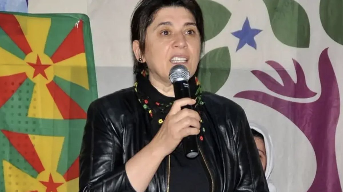 warekello's tweet photo. "Kürt meselesi gibi devasa bir sorunun çözümünün birebir muhatabı 28 yıldır kendi halkıyla bile istişare olanaklarından mahrum bırakılmıştır. Sayın Öcalan'ın halkıyla teması sağlanmalı ve bir an önce bu sorunsallık çözülmelidir."
#LeylaZana https://t.co/ql4L2gh1e4