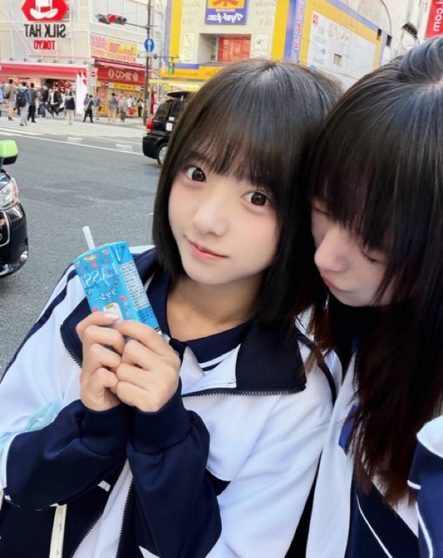 lauren00of8's tweet photo. 午夜时分，刚拍的照片

有人想锐评一下我和闺蜜16岁的福嘛 🥹       

看完不许瞎说，赶紧看，   

流言 2，，我真秒发！🙋
不要🚪 https://t.co/68jhzIO7DX