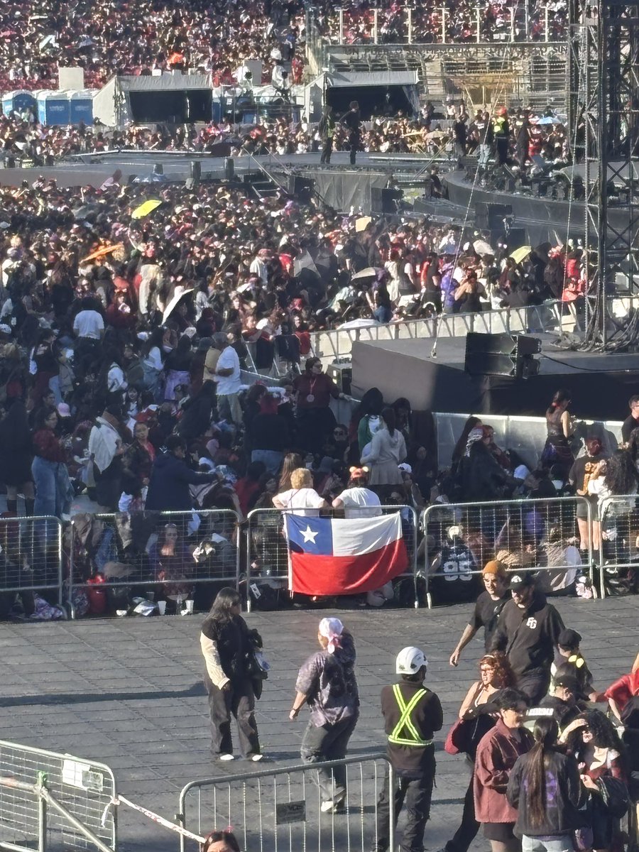 foltklore's tweet photo. tengo muchas cosas que decir pero quiero empezar diciendo GRACIAS CHILE, por recibirnos y darnos la bienvenida, por las y los chilenos que nos topamos en el camino y que cambiaron nuestras vidas, que fueron amables. y gracias por permitirnos cumplir nuestro sueño. te amo. ❤️🇨🇱 https://t.co/1cgZDjmr8V