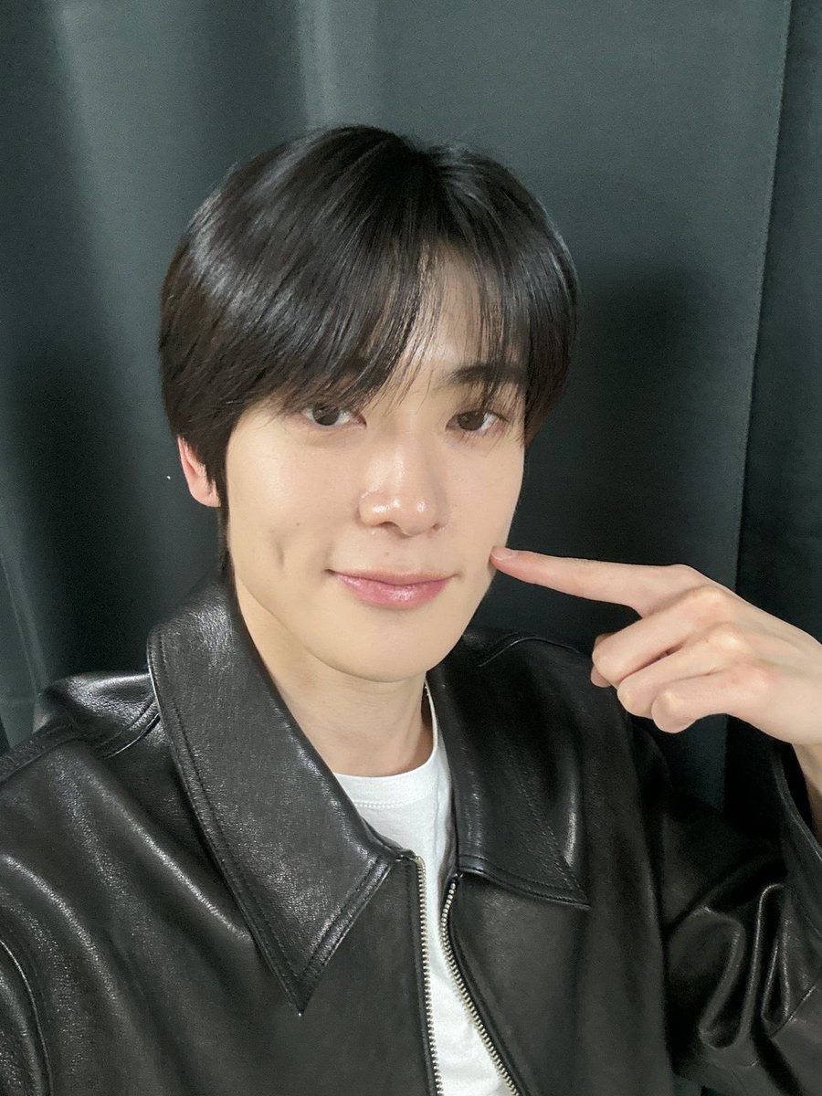 jaehyunoholic's tweet photo. 𑣲 post a photo of you and three of your favs and let your oomfs choose who suits you the best ˚⟡˖ https://t.co/1Lf8N13lET