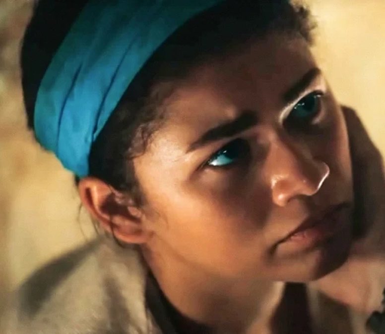 FilmUpdates's tweet photo. Zendaya on Paul keeping Chani’s blue scarf as a symbol of their lost love in ‘DUNE: PART THREE’

“Think about things that are just items until someone you know or loved has touched [them]. Then there’s distance, or there’s loss, and that item is now something much more.”

(https://t.co/go3durDIZD)