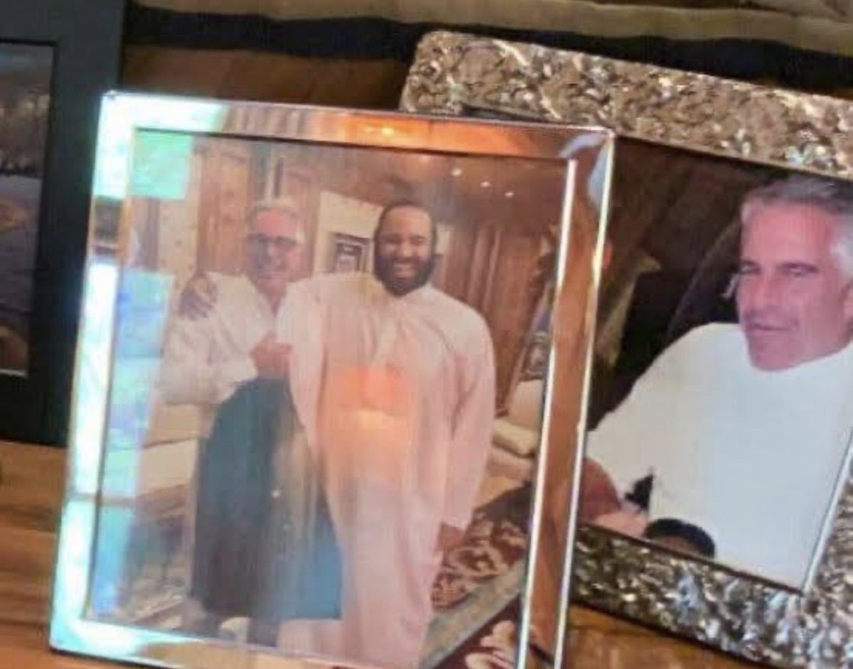 ri37mo's tweet photo. @qvl113 تسولفين عن تاج راسك وانتو رئيسكم عنده علاقات مع هذا 🤣🤣؟؟؟ الحين بيقولون تعديلات وفوتوشوب م يقدرون يتقبلون حقيقة رئيسهم البيدوفيلي 🤣 https://t.co/1z1iVCzTHR