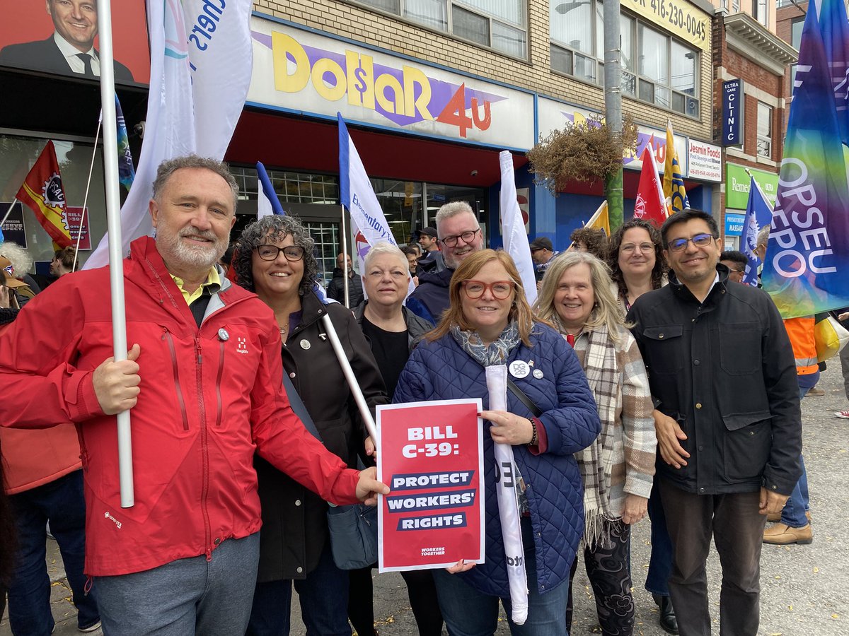 ETFOeducators's tweet photo. The @ETFOpresident, all three VPs and provincial staff attended the @CanadianLabour rally to defend the right to strike. 

Together with workers across the country we are telling the federal Liberals to stop the anti labour overreach of bill c39. 
Bargaining without interference is our right! #canlab