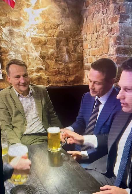 tomikesz1's tweet photo. @SlawomirMentzen A czy Ty to widzisz Sławuś??
No i co robisz aby temu zapobiec oprócz informowania nas o tym
Skuteczny polityk to umie zawierać sojusze i koalicje aby realizować swoje pomysły.A ty co. Tylko sobie poszczekasz i nic więcej
No chyba że sądzisz że Konfa zdobędzie 51%
To powodzenia... https://t.co/h71iMFAoVJ