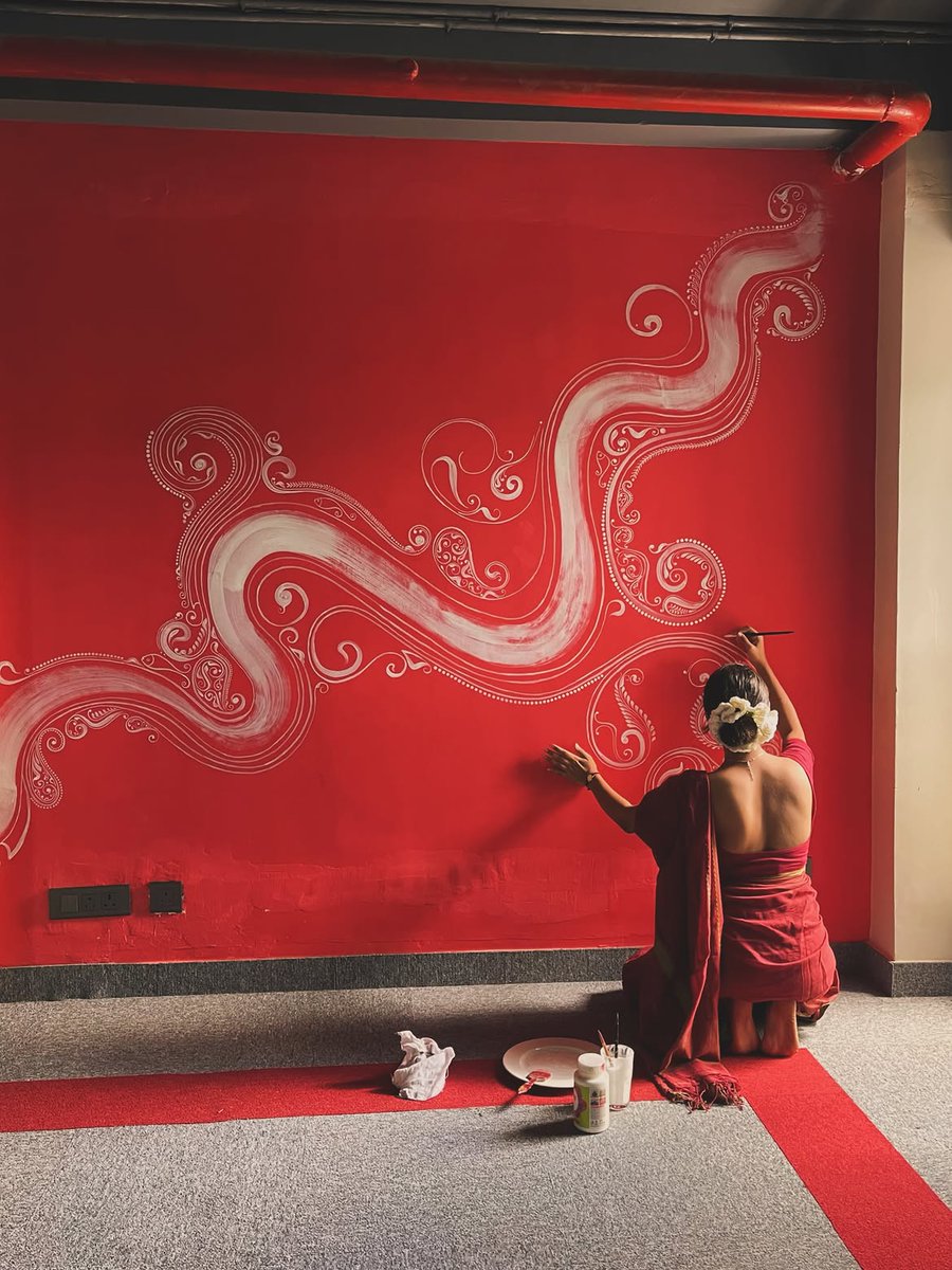 namastefirst's tweet photo. this kolkata artist &amp; her alpona canvas 🥀 https://t.co/5zislcljfw