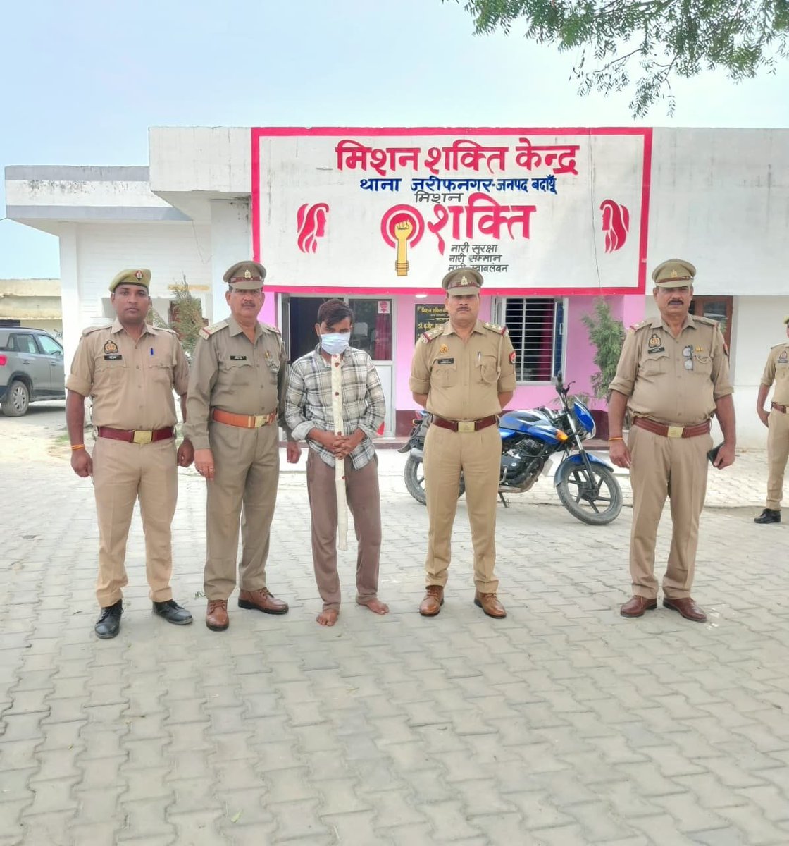 Shubh42369's tweet photo. बदायूं ब्रेकिंग न्यूज़

बदायूं के थाना जरीफनगर पुलिस ने हत्या के मामले में वांछित अभियुक्त अजीत पुत्र जगदीश, निवासी ग्राम उस्मानपुर को गिरफ्तार किया। पुलिस ने घटना में प्रयुक्त डंडा भी बरामद किया। अभियुक्त को विधिक कार्रवाई के बाद न्यायालय में पेश किया जाएगा।

#BadaunPolice #Badaun #UPPolice #CrimeNews