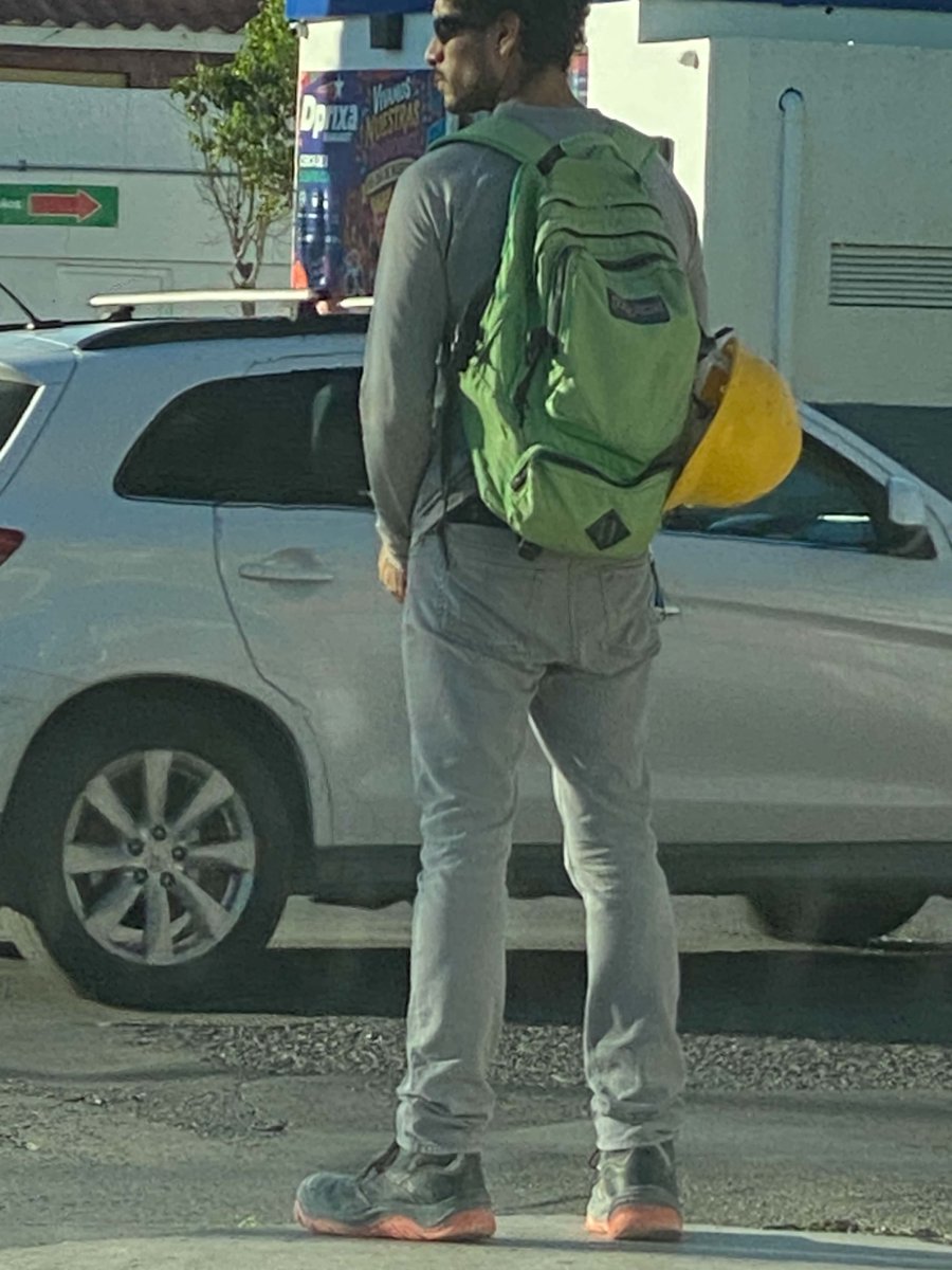 Ch1c0sD3L4C4ll3's tweet photo. Ya es hora de ir a la chambioación.
#ChicoDLCalle #StreetGuy #RealGuy #Paparazzi #Corresponsal desde #Tijuana #BajaCalifornia #México https://t.co/CkS274nWLB