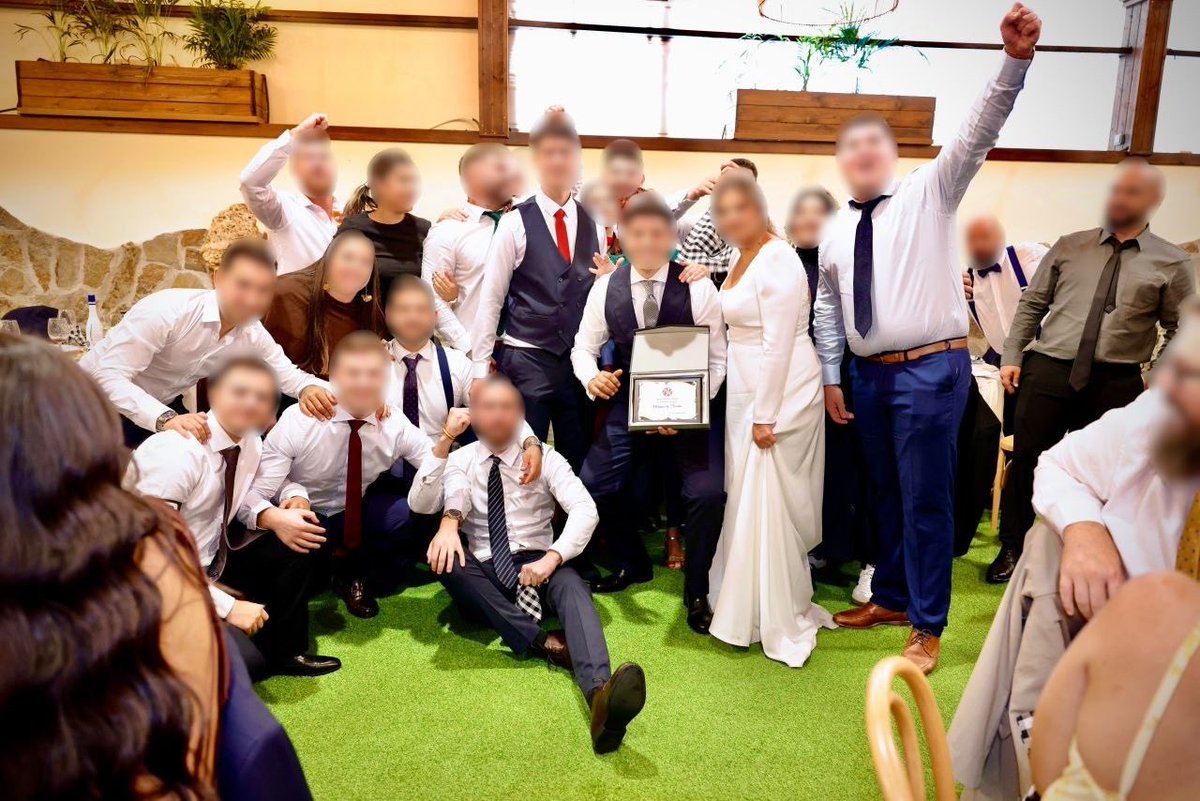 gradauda's tweet photo. El sábado disfrutamos de la boda de uno de nuestros miembros más queridos. Celebramos un enlace rojiblanco en un día inolvidable.

¡Disfrutadlo con mucha salud, M&amp;I! https://t.co/eQtLibHxjb