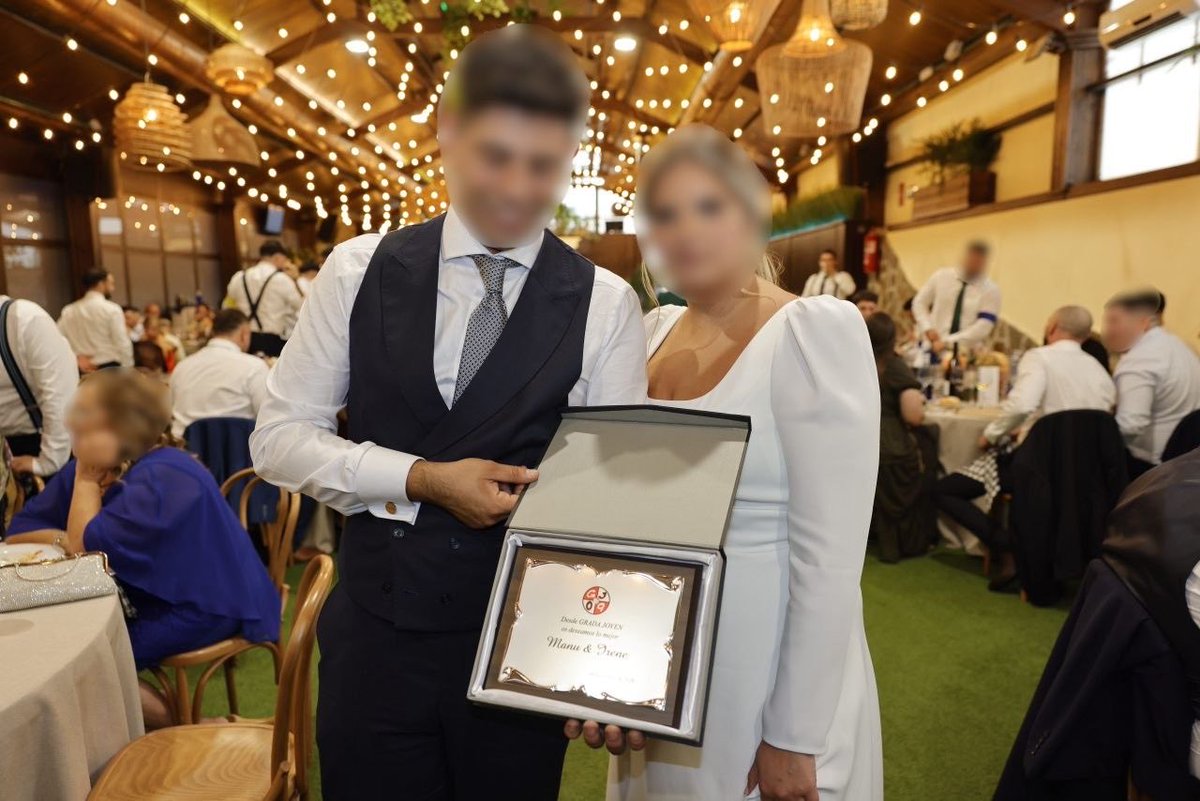 gradauda's tweet photo. El sábado disfrutamos de la boda de uno de nuestros miembros más queridos. Celebramos un enlace rojiblanco en un día inolvidable.

¡Disfrutadlo con mucha salud, M&amp;I! https://t.co/eQtLibHxjb