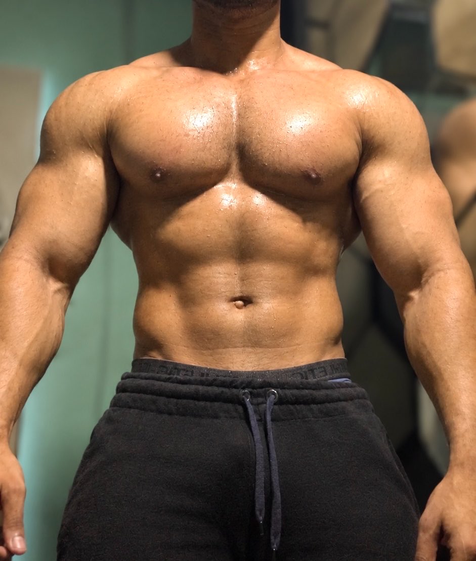 fitzsameer's tweet photo. Be honest, How do you sleep at night… clothes on or completely naked? 😈 #hunks #fitness https://t.co/Odt1u4izw2