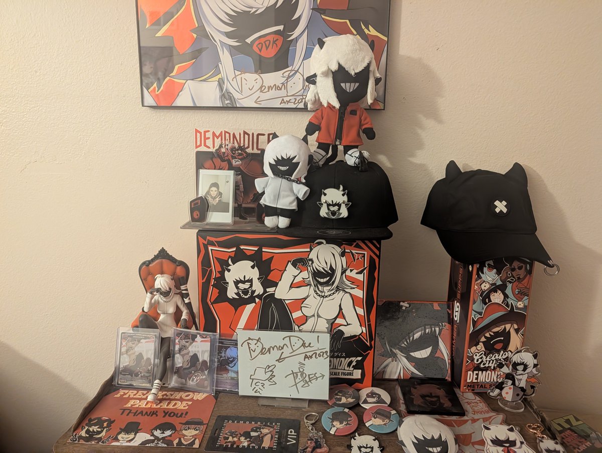 Dragonoisus's tweet photo. My DDK x Gamersupps Merch came in! 🔥 It looks so sick! I can't wait to mix drinks in the metal shaker cup! 🥂
#gamersupps
#demondice https://t.co/E4gXdbyZjU