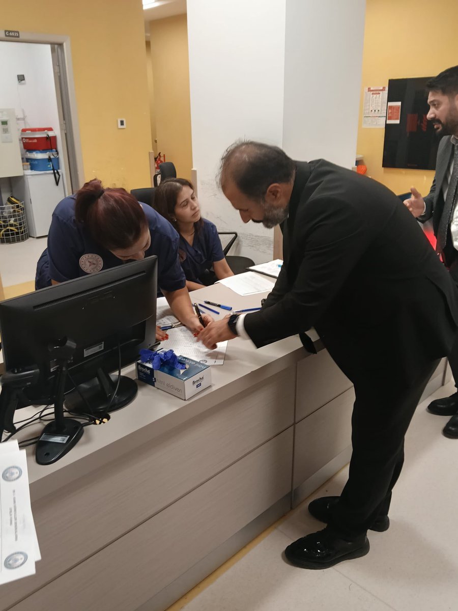furkanozubek's tweet photo. 📍 Antalya Şehir Hastanesi

Ulusal Sağlık-Sen Genel Merkezi olarak Antalya Şube Yönetimimizle birlikte sağlık çalışanlarımızı görevleri başında ziyaret ettik. Sahada yaşanan sorunları, beklenti ve talepleri doğrudan dinledik; hak mücadelemizi ve sendikal çalışmalarımızı anlattık.

Ziyaretimizde tercihini Ulusal Sağlık-Sen’den yana kullanarak aramıza katılan çalışma arkadaşlarımızla gücümüze güç kattık. Bizlere duydukları güven ve gösterdikleri samimi ilgi için her birine teşekkür ediyoruz.

Bizim için her üyelik, sahip çıkılması gereken bir güven ve yerine getirilmesi gereken bir sorumluluktur. Sağlık ve sosyal hizmet çalışanlarımızın hakkını savunmak, sesini duyurmak ve çözüm üretmek için sahada olmaya devam edeceğiz.

Birlikte büyüyor, birlikte güçleniyoruz. Emeğin olduğu her yerde Ulusal Sağlık-Sen var! 
@dincerilbogaa @mstfatp @Glrklss @mhmtcmlhmdr @MeryemAvc53 @ArzuArzu562267 @PrmAhmetYigit @ErcanTiryaki07 @ozguryetkin07 @KubraaaDogannn @serhat_aba065 @UlusalSaglikSen