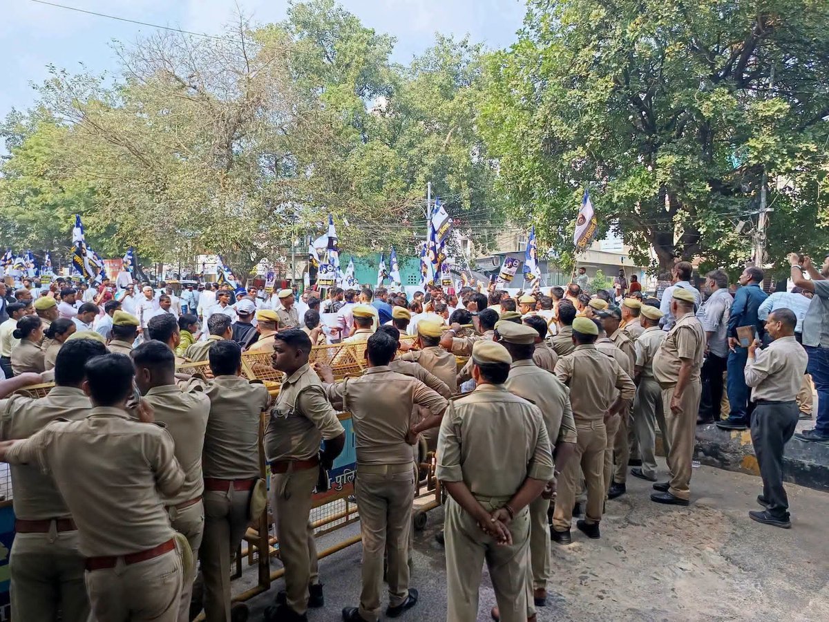 vilas1818's tweet photo. जब तक EVM रहेगा लोकतंत्र की बदहाली होंगी।
आज लखनऊ में EVM और SIR को हटाने के लिए बहुत बड़ा आंदोलन हुआ। https://t.co/RAx7lcsZUa