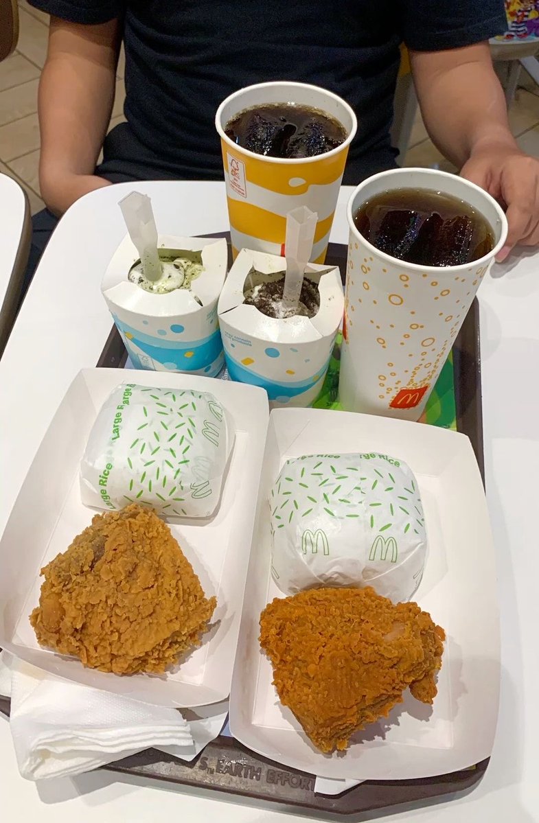 Colboys15's tweet photo. Tengah malam emang paling enak makan mcd sih https://t.co/r0zBgKPLis