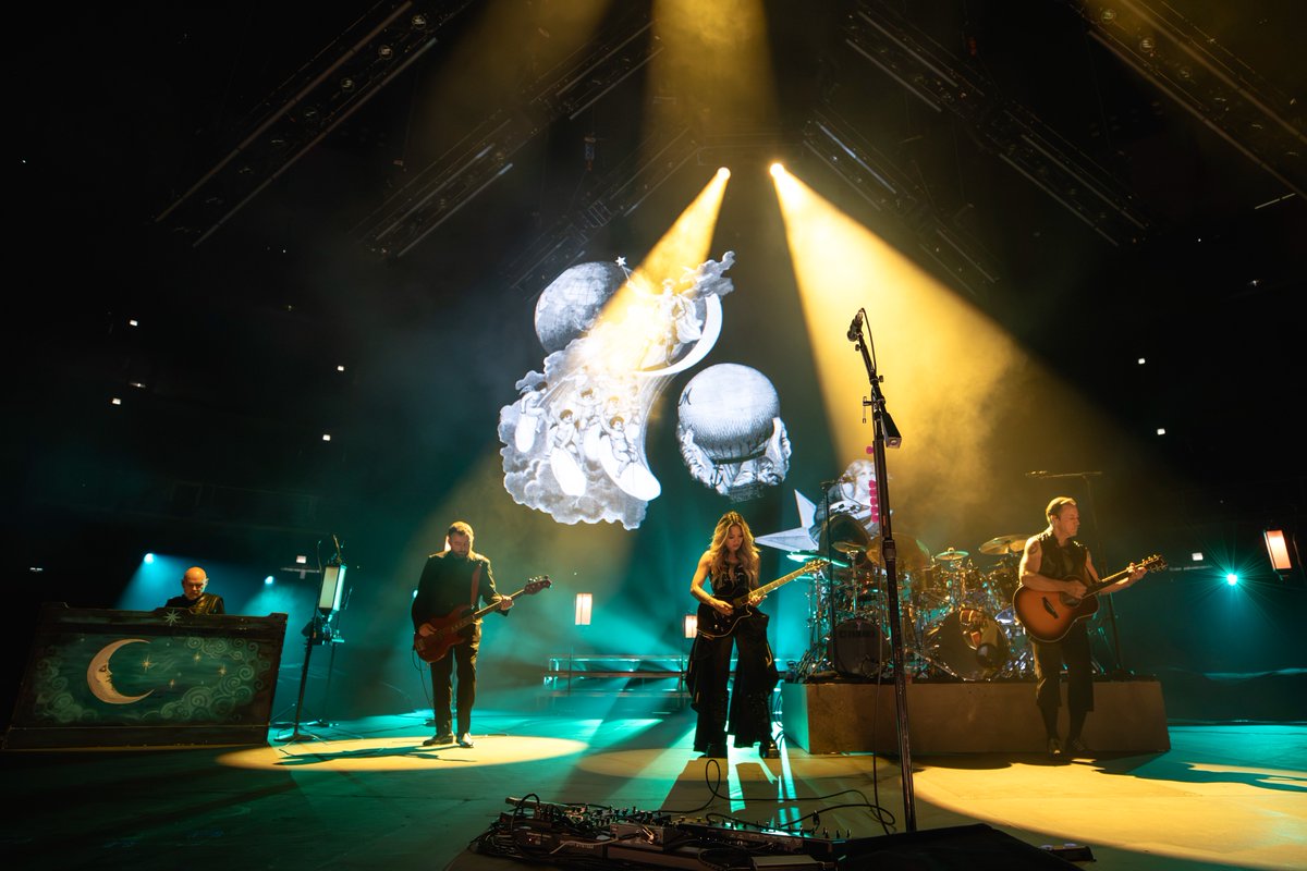 SmashingPumpkin's tweet photo. CHICAGO. Our city by the lake.
Nothing quite like a hometown show. Thank you for making it a night to remember. 

#TheSmashingPumpkins #Chicago #UnitedCenter https://t.co/tzIgTZHKeo