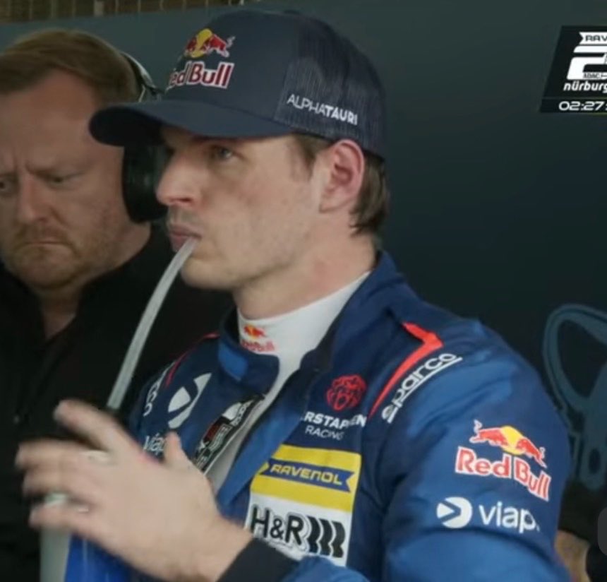 verstappennt's tweet photo. max verstappen y el misterio de porque siempre que se pone ESA gorra parece rookie https://t.co/nklO1YwuY9