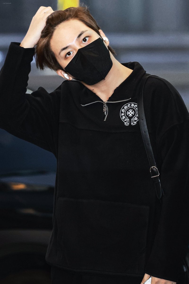 bearjjongo's tweet photo. his neck looks so fucking thick god what wouldn’t I trade for a chance to bite it and grasp his hair tightly as I do it so he whines in my ear and I leave a big bruise on him to mirror his neck mole https://t.co/3qXiKKuNst