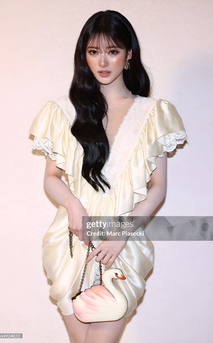 AnnaEirwen's tweet photo. out of all the plastic korean idols out there, being this obsessed with anna is ridiculous when there are so many predebut pics showing how naturally she grew into her features.

guess that’s the price of being the visual everyone’s picking as the best right now. https://t.co/TOaejP4kEM