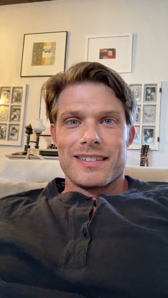ricbennett's tweet photo. jogging x selfie? double post. 💯✨️ https://t.co/9X5gl96FWC