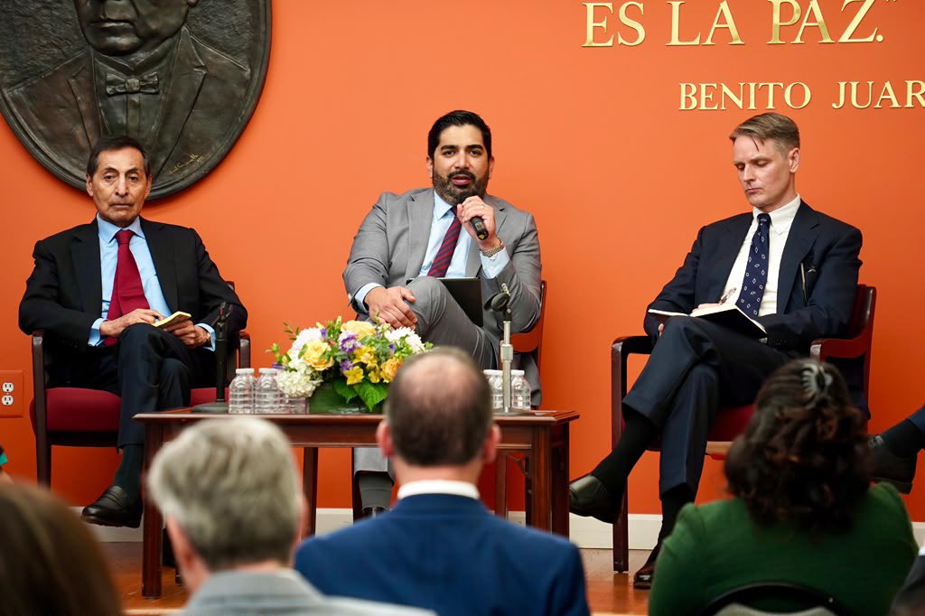 robertolazzeri's tweet photo. La innovación financiera es clave para ampliar la inclusión, impulsar la productividad y fortalecer la competitividad de México.

En la @EmbamexEUA se llevó a cabo el panel “Unlock Financial Modernization through Policy Innovation”, en el que participé junto con Rogelio Ramírez de la O, exsecretario de Hacienda y asesor económico del Gobierno de México; Todd Fox, presidente del @Visa Economic Empowerment Institute; Ulf Lewrick, economista del Banco de Pagos Internacionales (@BIS_org); y Elisa de Anda Madrazo, expresidenta del GAFI.

Conversamos sobre el potencial de los pagos digitales, la inteligencia artificial y la innovación regulatoria para facilitar el acceso a servicios financieros, especialmente para personas y pequeñas empresas.

La colaboración entre gobiernos, organismos internacionales y sector privado es fundamental para construir un sistema financiero más moderno, seguro e incluyente, que genere oportunidades de crecimiento y fortalezca nuestra competitividad regional.